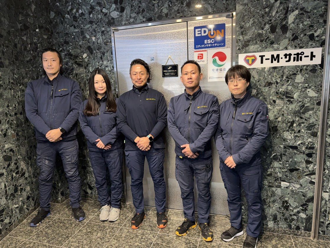 事務所の前に並ぶT-M・サポートのメンバー