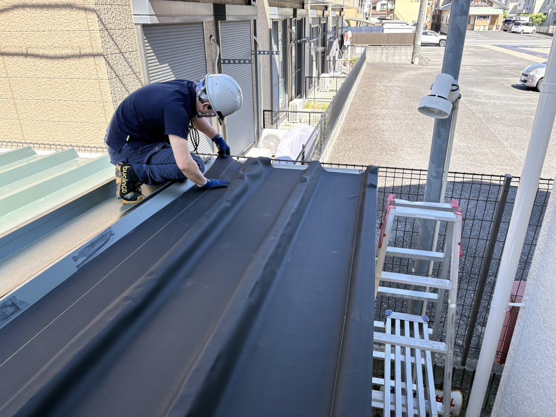 屋根の板金工事をするメンバー