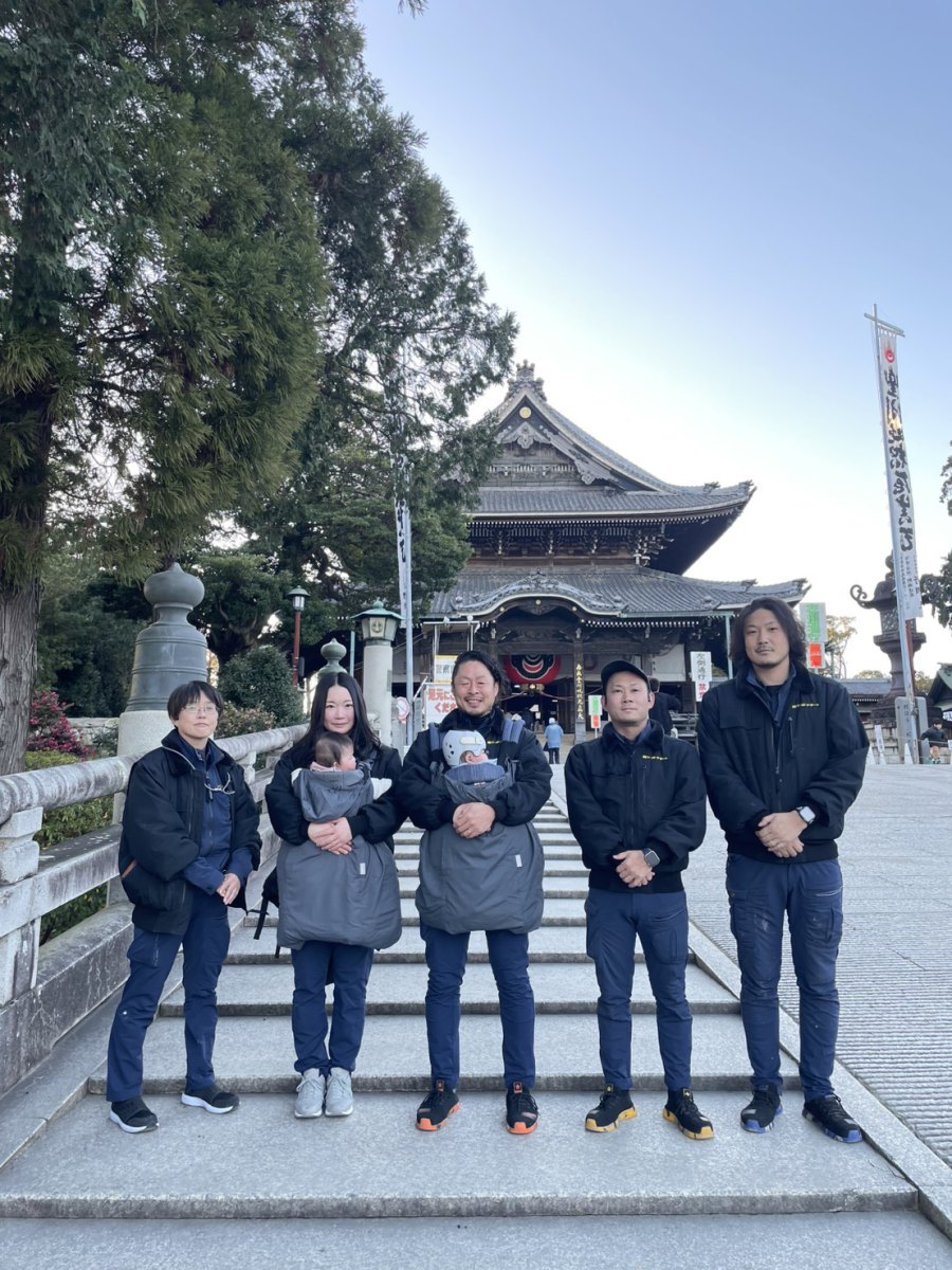 初詣で安全祈願をするT-M・サポートのメンバー全員