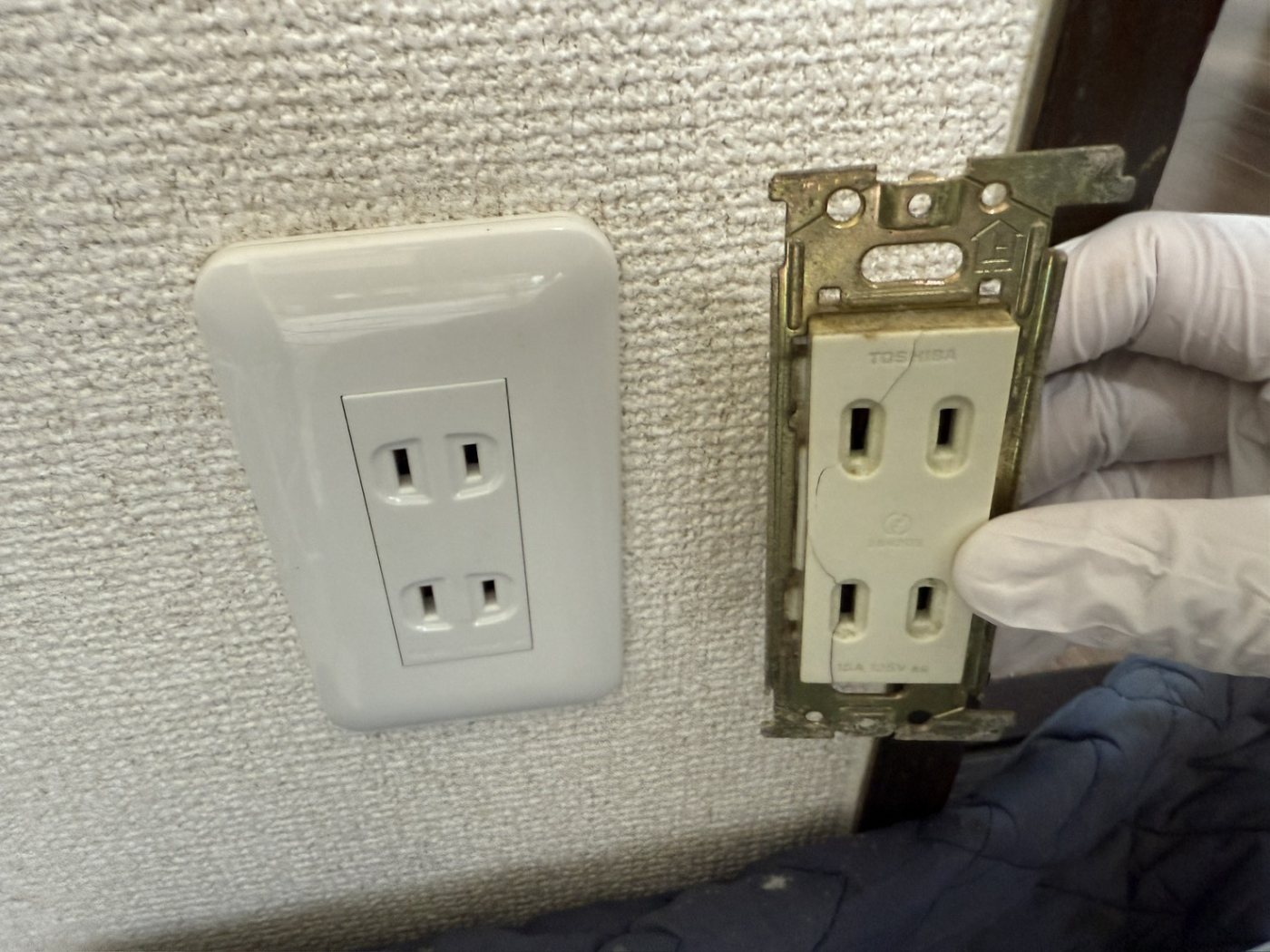 コンセント交換（電気工事）（作業の様子）